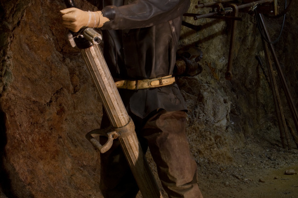 Ein Bergmann unter Tage im Besucherbergwerk  Bergmannsverein Finstergrund Wieden e. V.