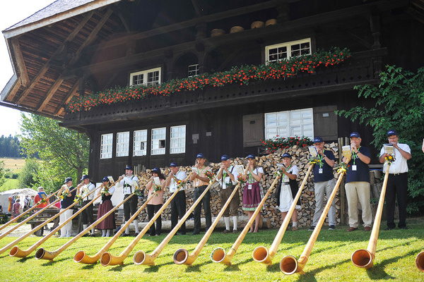 Alphornblser vor Resenhof  Birgit-Cathrin Duval